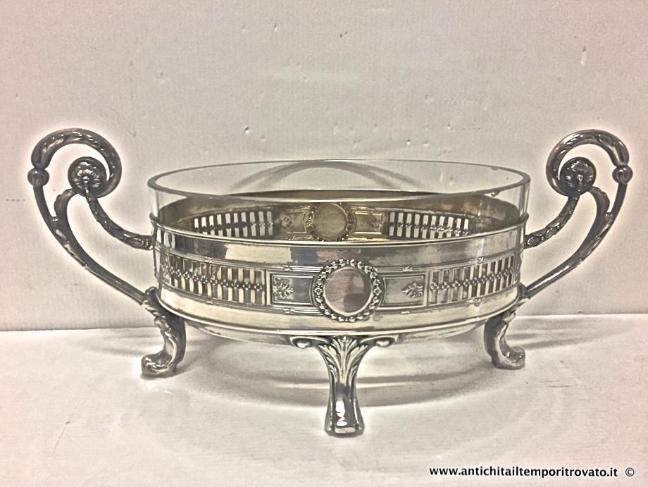 Argenti antichi → Oggetti vari in argento  → Antico centrotavola in cristallo e argento sbalzato

Antico e raffinato centrotavola italiano (compreso i manici: 38x16; h.17) dei primi anni del 900 realizzato in cristallo (cm.24x15; h.7) e argento a titolo 800. Sostenuto da quattro piedini mossi …

... continua ...

