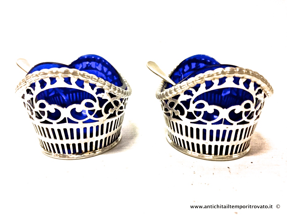 Antica coppia di saliere a barchetta con cucchiaini realizzate in argento a traforo - Antiche saliere in argento con vaschette  originali in vetro blu