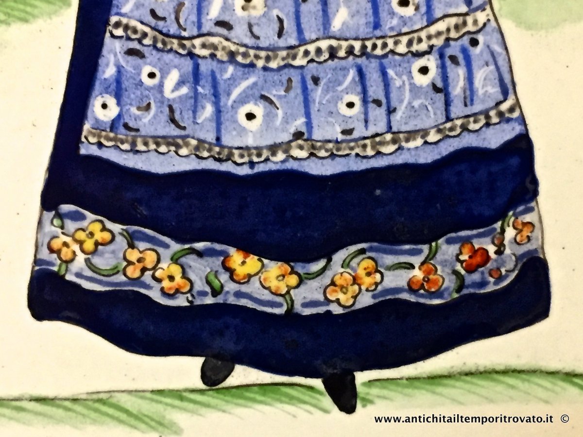 Sardegna antica - Tutto Sardegna - Antica mattonella sarda dipinta sottosmalto da Emma Calderini Mattonella degli anni 30 con costume della Sardegna - Immagine n°5  