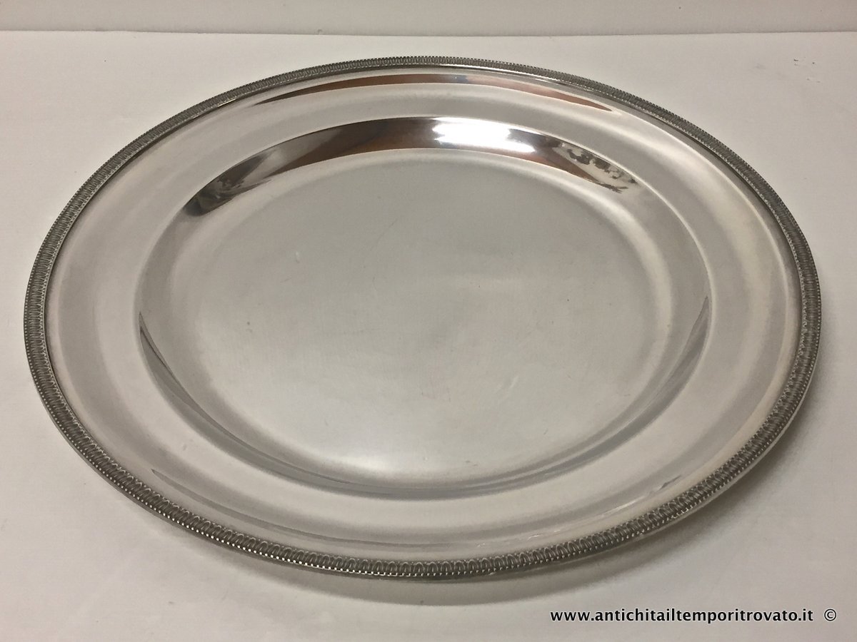 Argenti antichi → Oggetti vari in argento  → Vassoio rotondo in argento stile Impero

Delizioso e solido vassoio di forma circolare (cm.Ø40; foto n°1): fascia e cavetto liscio, bordo rifinito con le tipiche foglioline dello stile impero (foto n°2). Realizzato nella …

... continua ...


