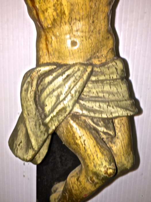 Oggettistica d`epoca - Arte sacra - Antico Cristo in croce in legno policromo Antica scultura in legno policromo Cristo in croce - Immagine n°3  
