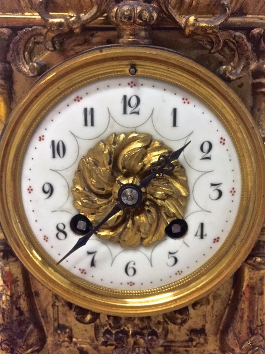 Oggettistica d`epoca - Orologi e portaorologi - Antico orologio dell`800 in metallo dorato Antico orologio da camino francese - Immagine n°2  