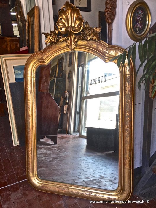 Antica specchiera italiana in foglia oro con cimasa - Antica specchiera stondata dorata con cimasa scolpita