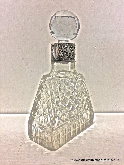 Oggettistica d`epoca - Vetri e cristalli - Antica bottiglia da liquore in cristallo e argento Antica bottiglia trapezoidale in cristallo con  rifinitura argento - Immagine n°9  