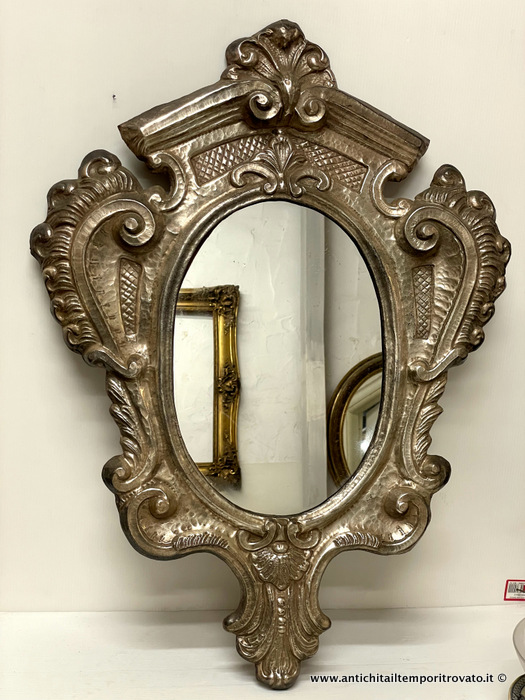 Antica e grande cornice in metallo sbalzato e argentato - Antica grande specchiera ottocentesca sbalzata insolita per le grandi dimensioni