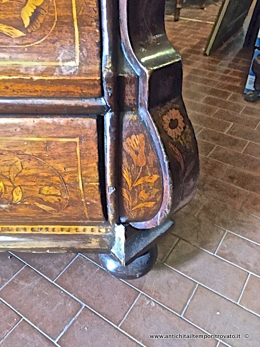 Mobili antichi - Bureau e trumeau - Antico bureau Olandese lastronato Antico bureau intarsiato in ogni sua parte in legno di frutto - Immagine n°4  