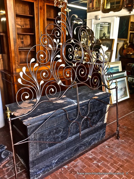 Antica testiera da letto in ferro battuto - Splendida e antica testata di letto genovese in ferro forgiato decorata in oro con elementi floreali
