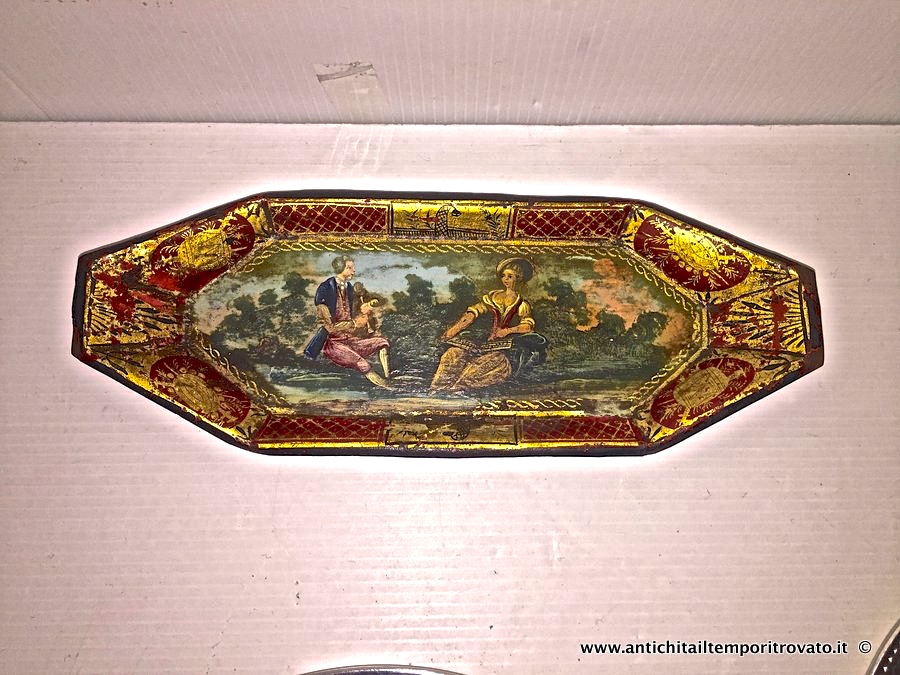 Oggettistica d`epoca → Oggetti vari → Antico e piccolo vassoio in latta dipinto a mano nei primi 800 Vassoio in latta di piccole dimensioni realizzato a mano nei primi dell'800
Piccolo e delizioso vassoio francese sagomato (24x8,5; h.2) di forma ottagonale realizzato in tolla dipinta a mano in policromia tra la fine del 700 e i primi dell'800. Questa raffinata pittura su …
... continua ...
Immagine:immagini/catalogo/6000/6656.jpg