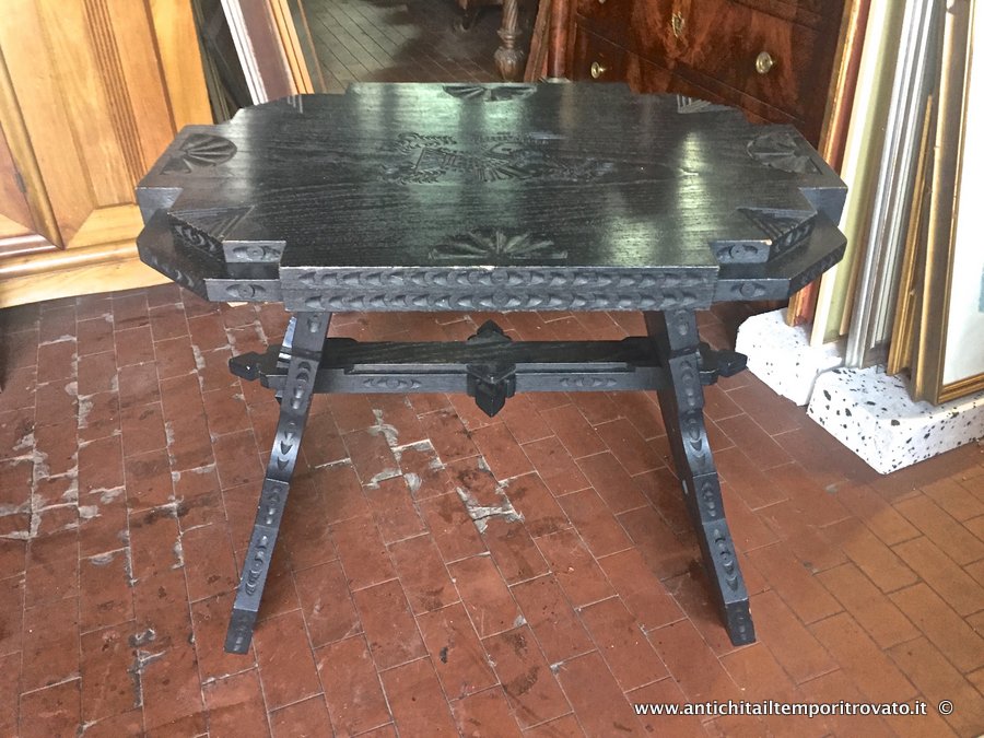 Sardegna antica - Tutto Sardegna - Antico tavolino sardo intagliato con 2 panchette Tavolino in castagno scolpito ed ebanizzato con 2 sedute - Immagine n°2  