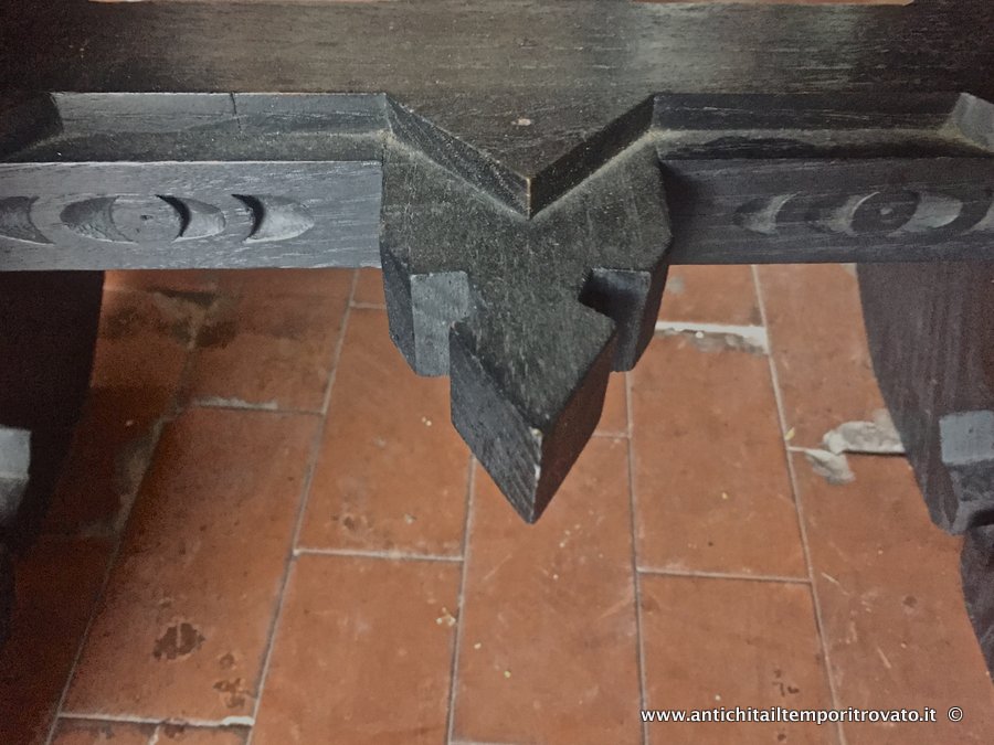 Sardegna antica - Tutto Sardegna - Antico tavolino sardo intagliato con 2 panchette Tavolino in castagno scolpito ed ebanizzato con 2 sedute - Immagine n°6  