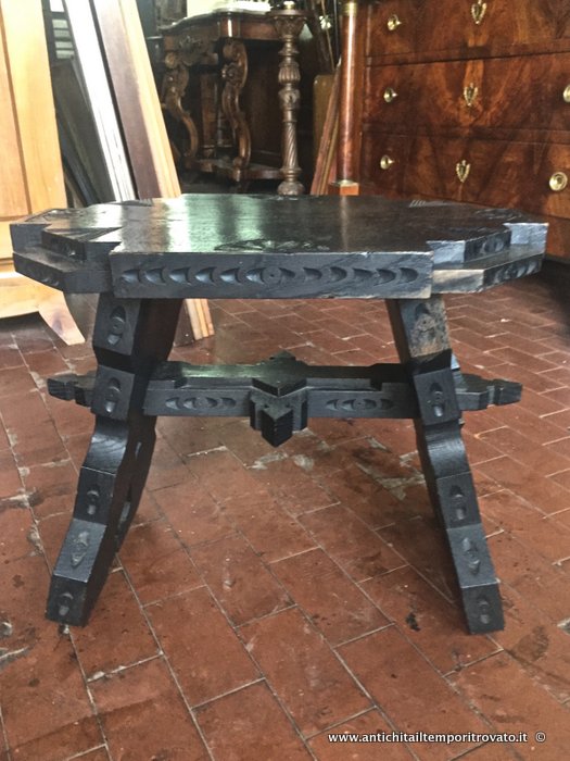 Sardegna antica - Tutto Sardegna - Antico tavolino sardo intagliato con 2 panchette Tavolino in castagno scolpito ed ebanizzato con 2 sedute - Immagine n°8  