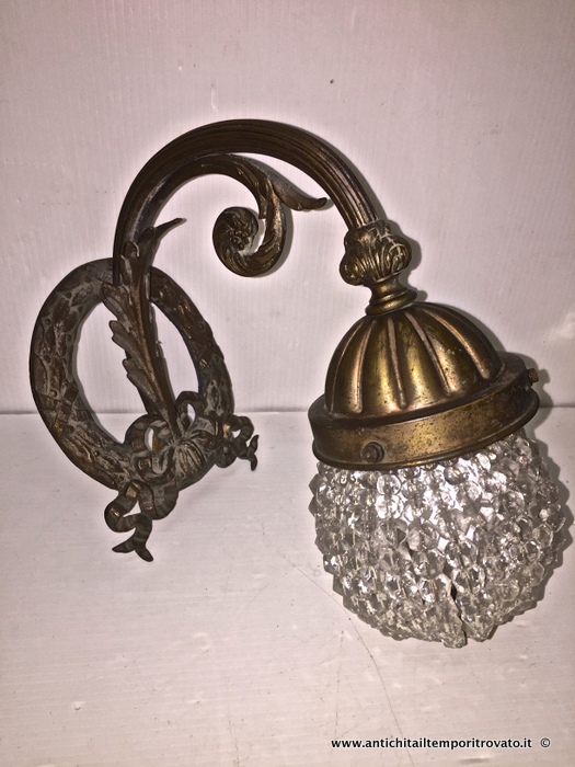 Antica applique in metallo color bronzo con globo in perle - Antica applique con globo con perle in cristallo