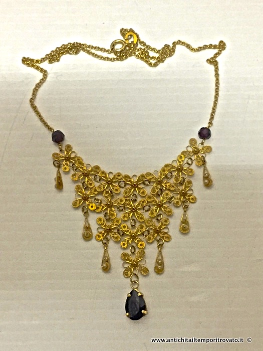 Girocollo in oro 750 con 16 fiorellini in filigrana sarda,  micro perle  e granati - Elegante girocollo in filigrana sarda