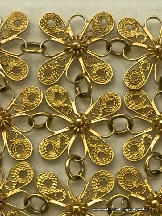 Gioielli e bigiotteria - Collane - Girocollo in oro 750 con 16 fiorellini in filigrana sarda,  micro perle  e granati Elegante girocollo in filigrana sarda - Immagine n°8  