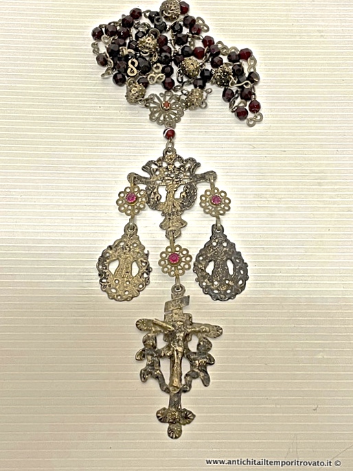 Sardegna antica → Antichi rosari e gioielli sardi → Antico rosario sardo domenicano con crocifisso e due medaglie Antico rosario sardo in argento e pasta vitrea rossa
Antico rosario sardo dominicano (con croce) realizzato in Sardegna nei primi anni dell'800 in argento, filigrana d'argento e pasta vetro: corona con Ave Maria in grani di pasta di vetro bordeaux, …
... continua ...
Immagine:immagini/catalogo/6000/6724.jpg