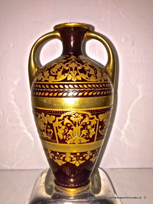 Oggettistica d`epoca - Vasi - Piccolo vaso viennese dipinto a mano (collo restaurato) Delizioso vaso austriaco dipinto in oro base bprdeaux - Immagine n°4  