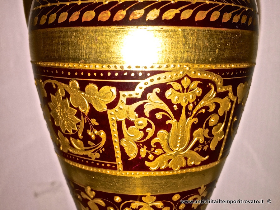 Oggettistica d`epoca - Vasi - Piccolo vaso viennese dipinto a mano (collo restaurato) Delizioso vaso austriaco dipinto in oro base bprdeaux - Immagine n°7  