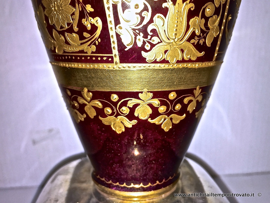 Oggettistica d`epoca - Vasi - Piccolo vaso viennese dipinto a mano (collo restaurato) Delizioso vaso austriaco dipinto in oro base bprdeaux - Immagine n°8  
