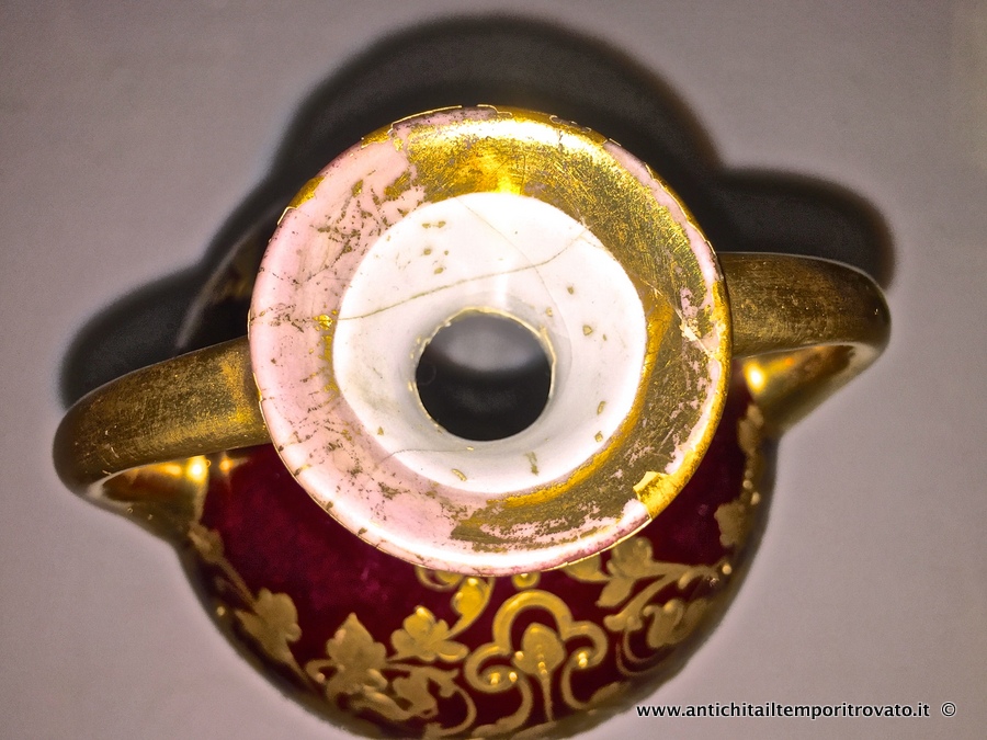 Oggettistica d`epoca - Vasi - Piccolo vaso viennese dipinto a mano (collo restaurato) Delizioso vaso austriaco dipinto in oro base bprdeaux - Immagine n°9  
