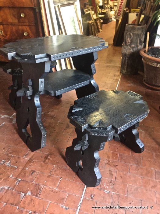 Antico set sardo in massello di castagno composto da un tavolino e due sedute - Tavolino sardo con due ripiani e due sedili in castagno intagliato