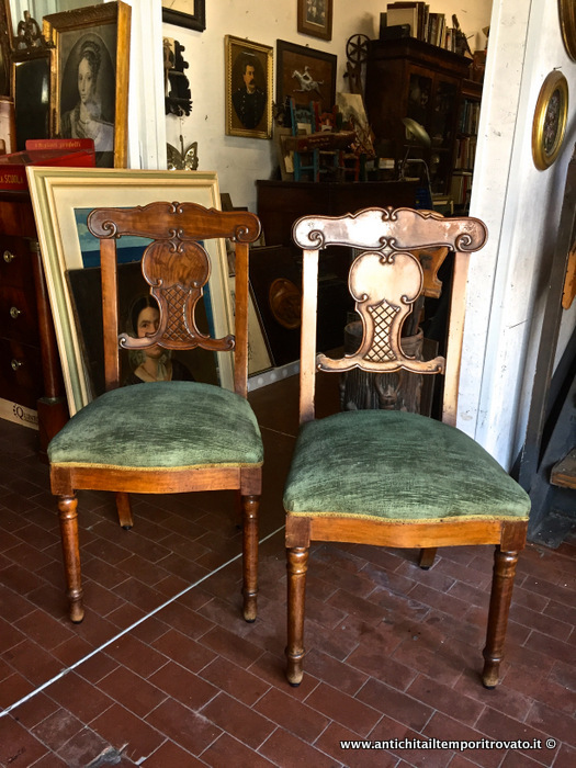 Antica coppia di sedie italiane in noce - Coppia di sedie in noce con schienale scolpito