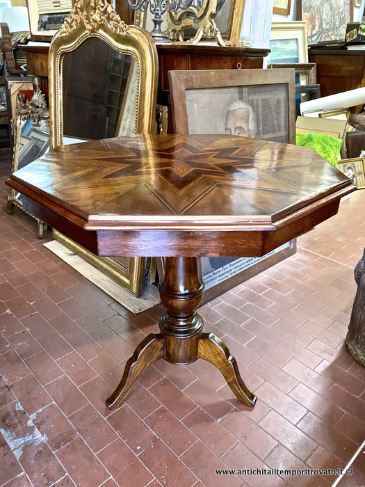Mobili antichi - Tavoli e tavolini - Antico tavolino italiano intarsiato ottagonale Antico tavolino lastronato con intarsio a stella - Immagine n°2  