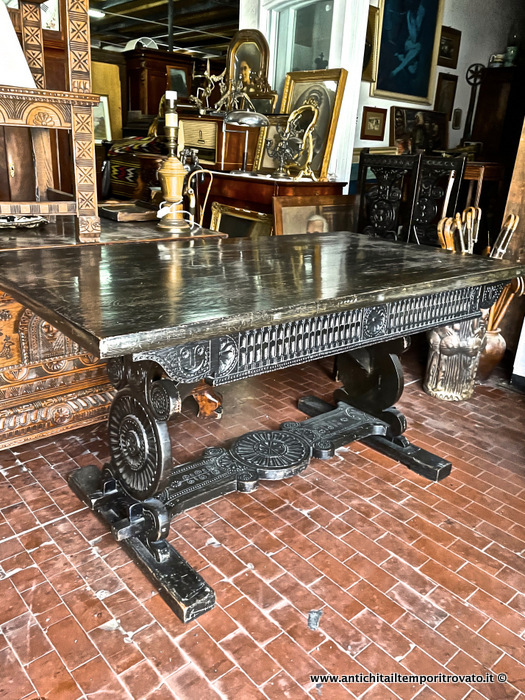 Antico tavolo e 6 sedie scolpite a mano - Antico tavolo sardo con 6 sedie in massello di castagno scolpito ed ebanizzato