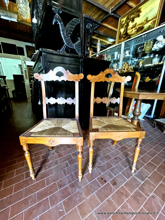 Antica coppia di sedie italiane in noce con fondo paglia - Antica coppia di sedie intarsiate dell'800 con gambe tornite