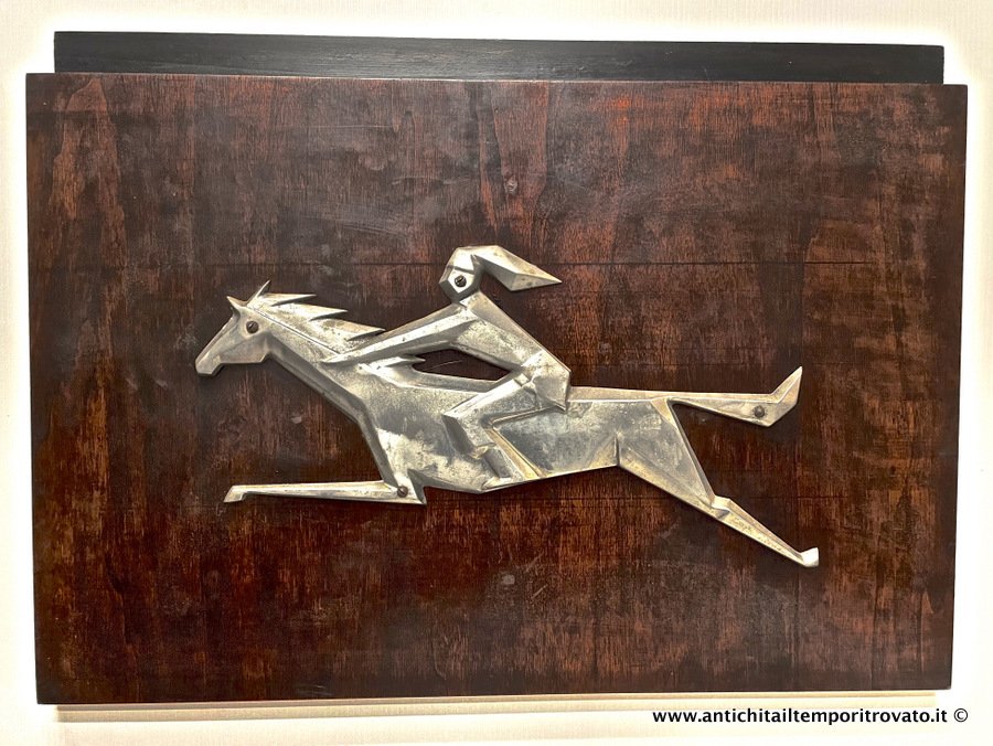 Antico pannello in legno con cavaliere sardo stilizzato in metallo argentato - Antico cavaliere sardo dèco in metallo argentato su pannello in noce impiallacciato