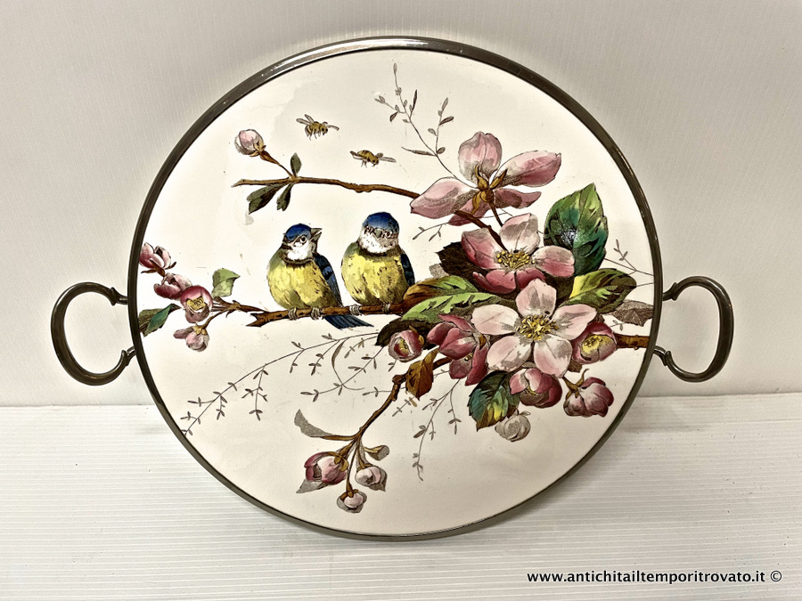 Antico vassoio rotondo con placca in ceramica - Antico vassoio con uccellini su ramo di pesco