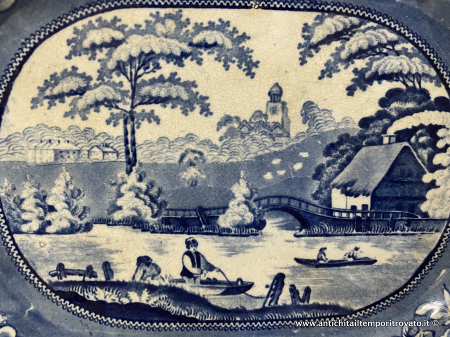 Oggettistica d`epoca - Piatti - Antico piatto Vittoriano decorato in blu Antico piatto con decoro paesaggistico con bordo floreale - Immagine n°2  