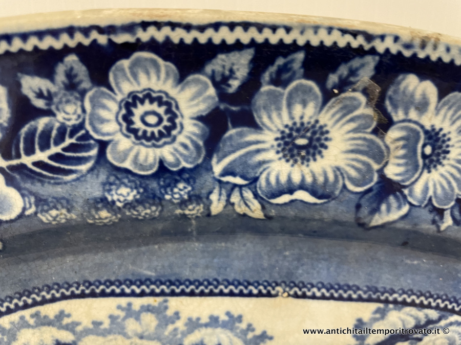 Oggettistica d`epoca - Piatti - Antico piatto Vittoriano decorato in blu Antico piatto con decoro paesaggistico con bordo floreale - Immagine n°3  