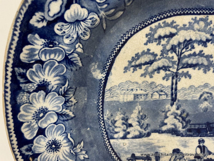 Oggettistica d`epoca - Piatti - Antico piatto Vittoriano decorato in blu Antico piatto con decoro paesaggistico con bordo floreale - Immagine n°4  