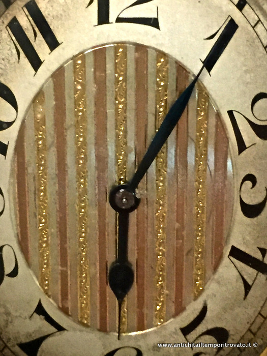 Oggettistica d`epoca - Orologi e portaorologi - Antico e piccolo orologio da tavolo ovale in verticale 8 gg Pregiato e piccolo orologio  da tavolo deco (8 giorni) - Immagine n°2  