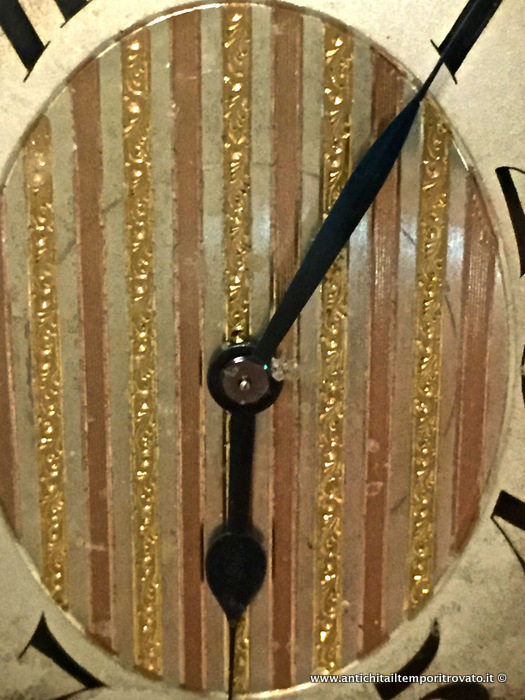Oggettistica d`epoca - Orologi e portaorologi - Antico e piccolo orologio da tavolo ovale in verticale 8 gg Pregiato e piccolo orologio  da tavolo deco (8 giorni) - Immagine n°3  