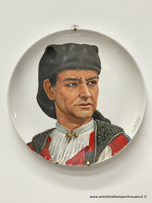Antico piatto con uomo sardo dipinto da Domenico Montixi - Piatto con viso d'uomo di Desulo dipinto da Domenico Montixi