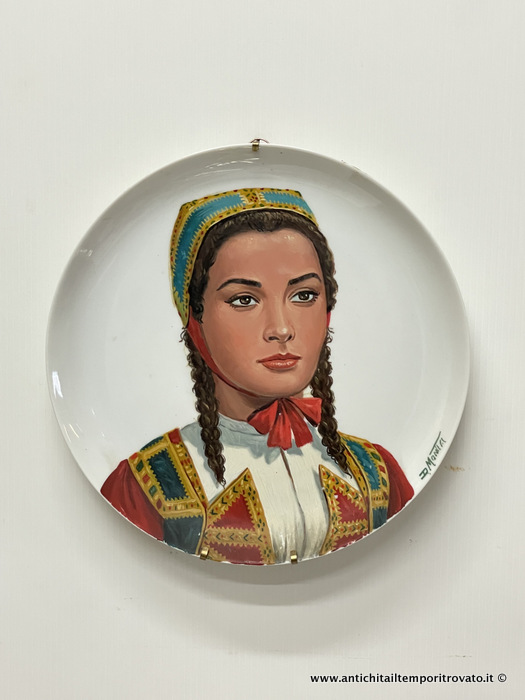 Piatto con viso di donna di Desulo dipinto da Domenico Montixi - Antico piatto con donna sarda dipinto da Domenico Montixi