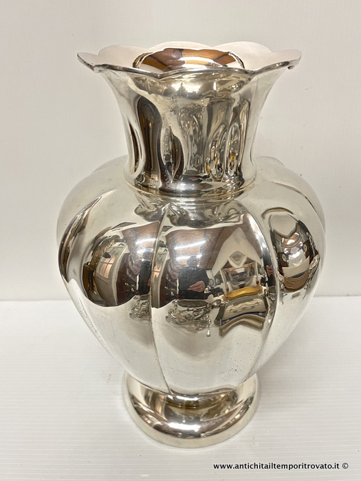 Argenti antichi - Oggetti vari in argento  - Grande vaso a corolla in argento italiano Antico vaso in argento con grandi baccelli - Immagine n°2  