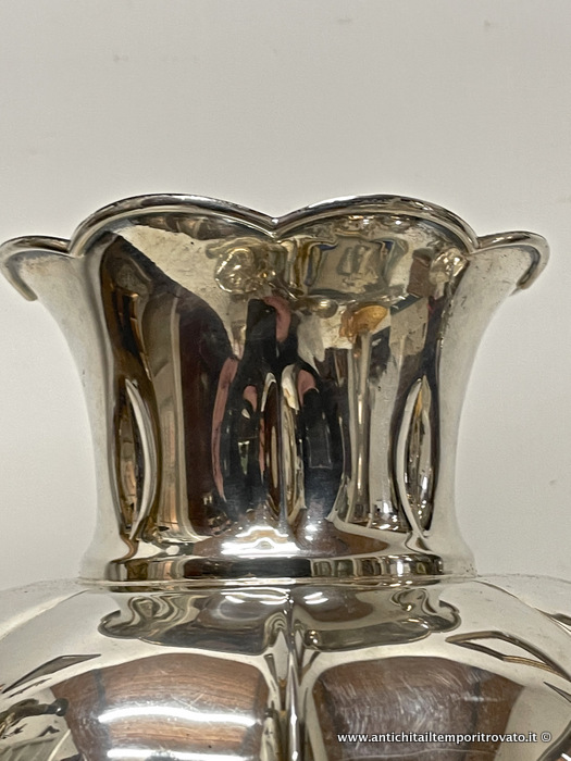 Argenti antichi - Oggetti vari in argento  - Grande vaso a corolla in argento italiano Antico vaso in argento con grandi baccelli - Immagine n°3  