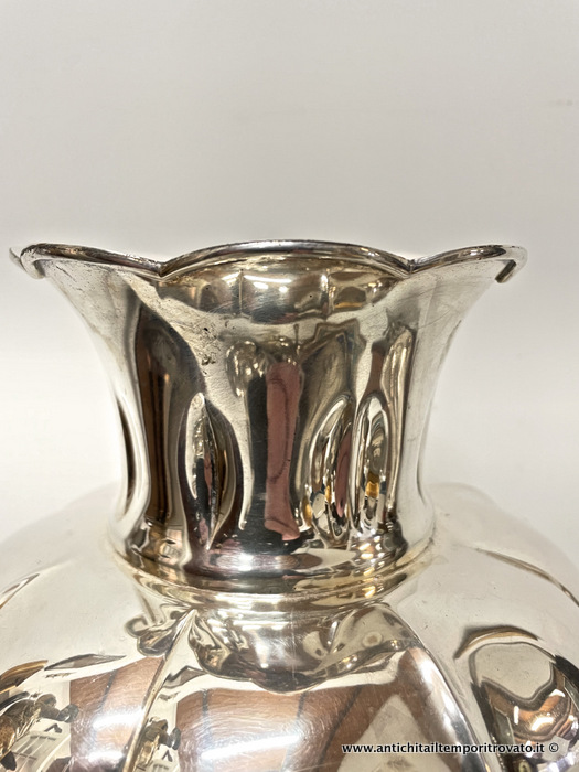 Argenti antichi - Oggetti vari in argento  - Grande vaso a corolla in argento italiano Antico vaso in argento con grandi baccelli - Immagine n°4  