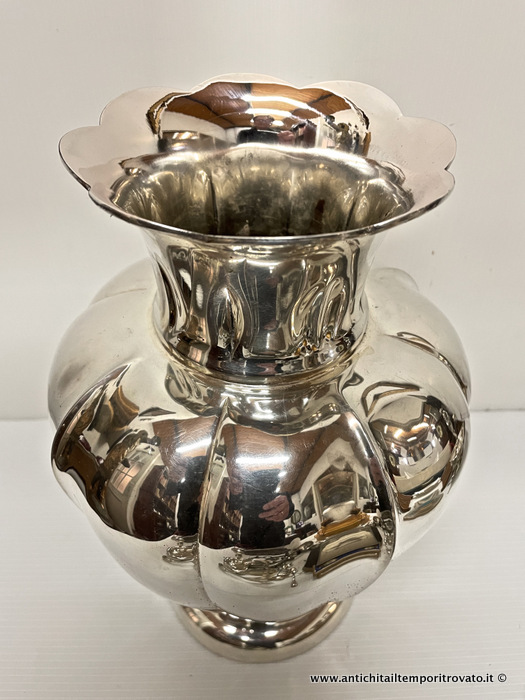Argenti antichi - Oggetti vari in argento  - Grande vaso a corolla in argento italiano Antico vaso in argento con grandi baccelli - Immagine n°5  