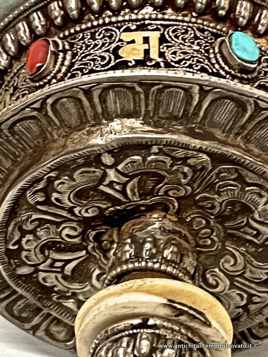 Argenti antichi - Oggetti vari in argento  - Ruota di preghiera buddista in argento e filigrana Ruota di Preghiera tibetana in argento con turchesi e giada - Immagine n°8  
