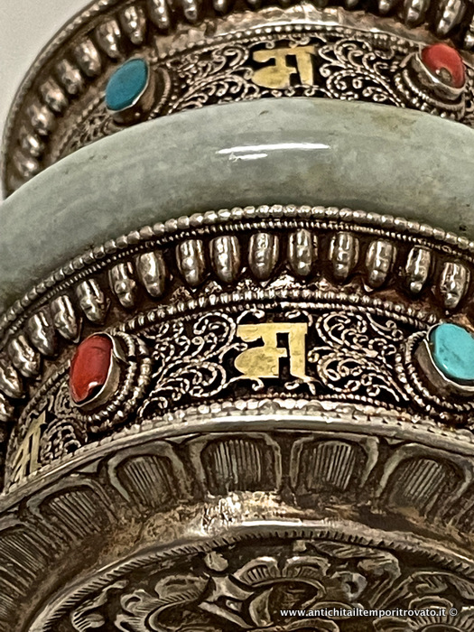 Argenti antichi - Oggetti vari in argento  - Ruota di preghiera buddista in argento e filigrana Ruota di Preghiera tibetana in argento con turchesi e giada - Immagine n°9  