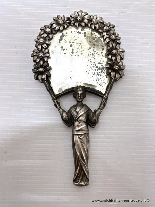 Antico specchietto in argento realizzato a sbalzo - Antico specchietto liberty in argento con margherite