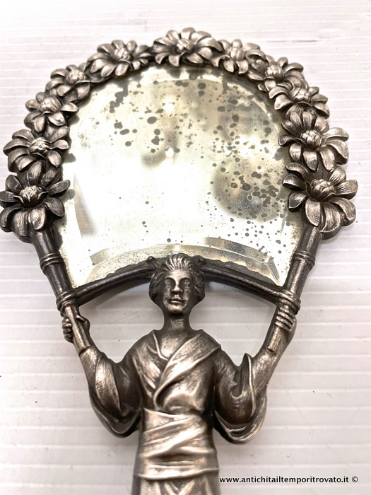 Argenti antichi - Oggetti vari in argento  - Antico specchietto in argento realizzato a sbalzo Antico specchietto liberty in argento con margherite - Immagine n°2  