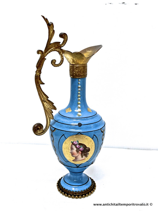 Oggettistica d`epoca → Porcellane e ceramiche → Antica caraffa dipinta a mano con rifiniture in ottone Piccola brocca Vittoriana in ceramica con manico
Antica e deliziosa caraffa in ceramica turchese (cm.Ø7; h.18) decorata a giro da 3 medaglioni dipinti a mano su fondo oro con 3 differenti volti di personaggi classici (foto n°2,4,6) visti di …
... continua ...
Immagine:immagini/catalogo/6000/6938.jpg