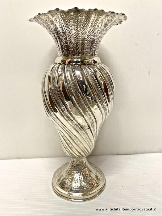 Vaso italiano in argento a torchon con bordo smerlato - Vaso ad anfora con baccelli a sbalzo