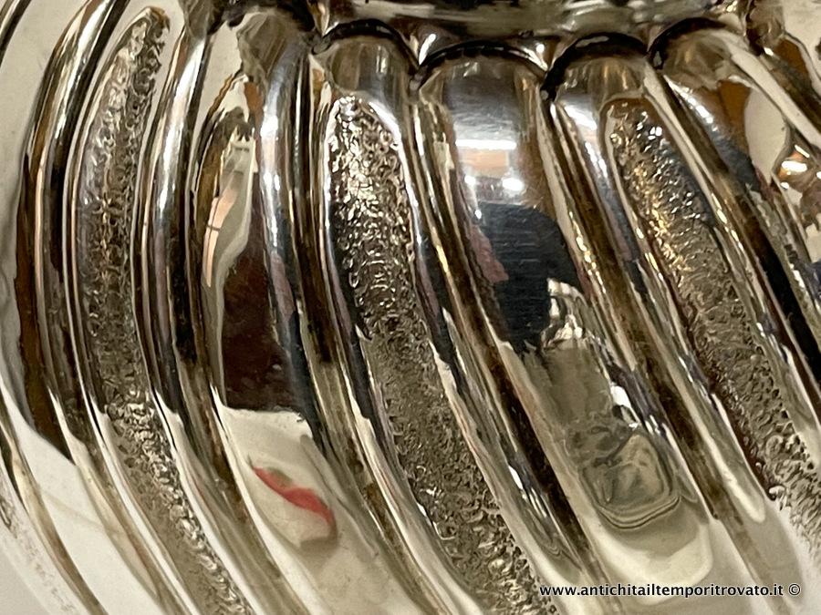 Argenti antichi - Oggetti vari in argento  - Vaso italiano in argento a torchon con bordo smerlato Vaso ad anfora con baccelli a sbalzo - Immagine n°4  