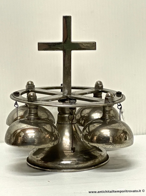 Antico campanello liturgico in metallo nichelato con piccoli batacchi esterni - Antico campanello per la liturgia con batacchi posti all'esterno