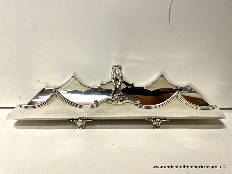 Argenti antichi → Oggetti vari in argento → Portagrissini italiano in argento 800 con bordo scanalato Antico portagrissini in argento con manico traforato
Antico porta grissini dall'elegante design realizzato in Italia in argento 800 nel 1940/50 dall'argentiere Eugenio Stancapiano: bordo con parti acuminate (foto n°3), impugnatura a ponticello a …
... continua ...
Immagine:immagini/catalogo/6000/6962.jpg